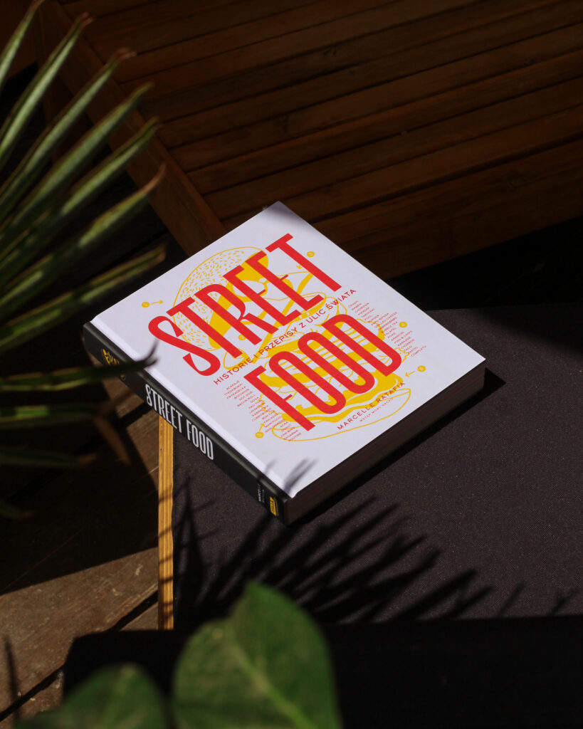 Książka "Street food. Historie i&nbsp;przepisy z&nbsp;ulic świata" dostępna w&nbsp;Księgarni Znak